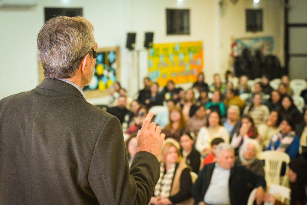 Disertó en Arroyito por el mes de las infancias el Dr. Enrique Orchanski