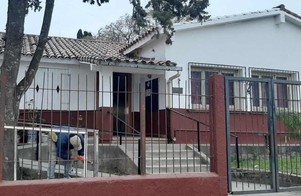 Vecinos de Metán pintan una escuela con los colores del poncho salteño