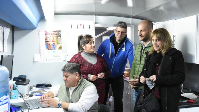 La COASMUDE donó una computadora para el programa "Hay equipo"