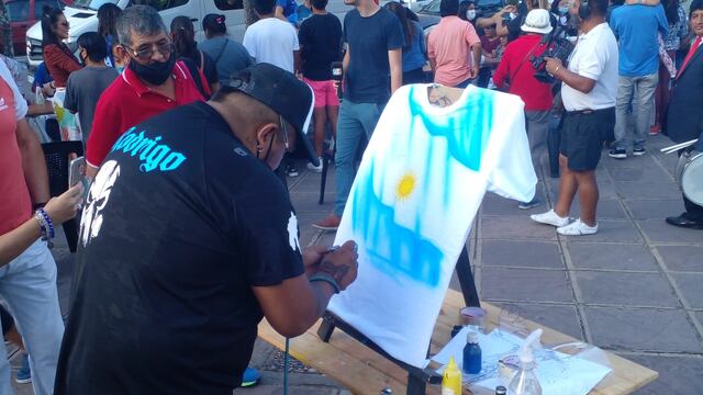 Un artista también pintó en remeras motivos alusivos a la fecha del 2 de Abril, en la "movida malvinizadora" del domingo en Jujuy.