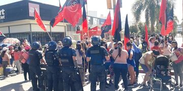 Protesta piquetera en puerta del Carrefour, barrio Jardín.