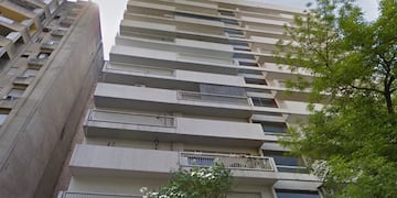 El joven delincuentes saltó de un balcón a otro.