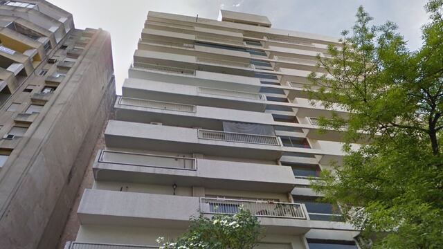 El joven delincuentes saltó de un balcón a otro.