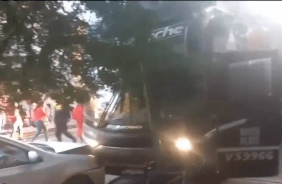 En la previa al partido contra Atlético Tucumán, el micro de River chocó contra varios autos estacionados