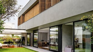 El vidrio esmerilado es la nueva tendencia en ventanas para casas modernas, brindando luz y resguardo de miradas externas.