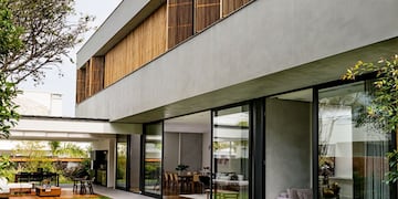 El vidrio esmerilado es la nueva tendencia en ventanas para casas modernas, brindando luz y resguardo de miradas externas.