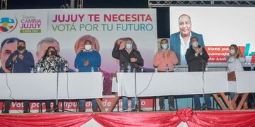 Los candidatos Omar Gutiérrez, Alberto Bernis y Fabián Tejerina, del Frente Cambia Jujuy, encabezaron el acto en Santa Clara.