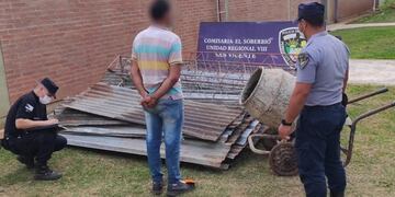 Detienen a un hombre acusado de vender materiales de construcción mientras cuidaba un predio en El Soberbio