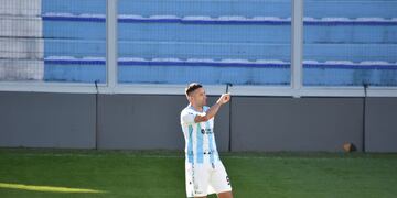 Claudio Bieler celebra su gol ante Brown de Adrogué