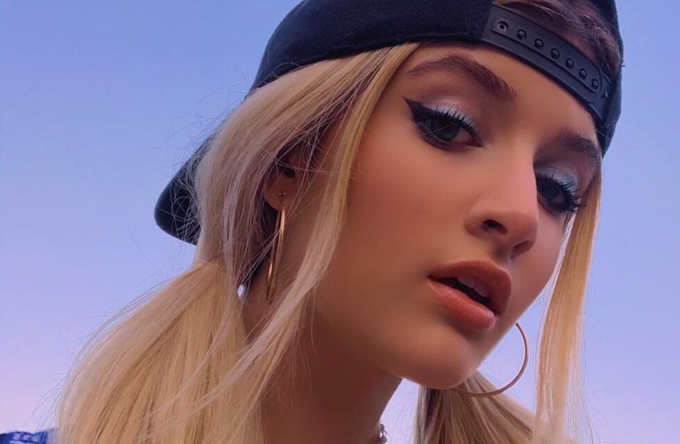 La vez que Sami, la hija de Charlie Sheen, sorprendió recostada sobre el sillón y con un top repleto de plumas