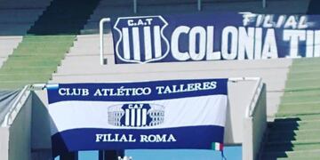 En el partido entre Talleres y Huracán se estrenó la bandera de la filial en Roma.