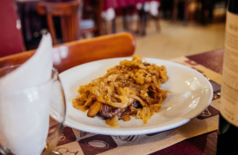Dejó Francia por amor y abrió un bodegón en Córdoba: cómo es su historia y cuánto salen sus platos