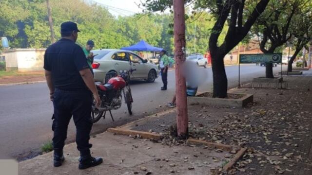 Puerto Iguazú: ebrio, fue demorado tras despistar con su motocicleta.