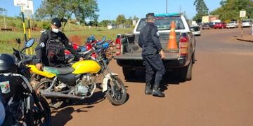 Efectivos policiales secuestran motocicleta en Oberá.