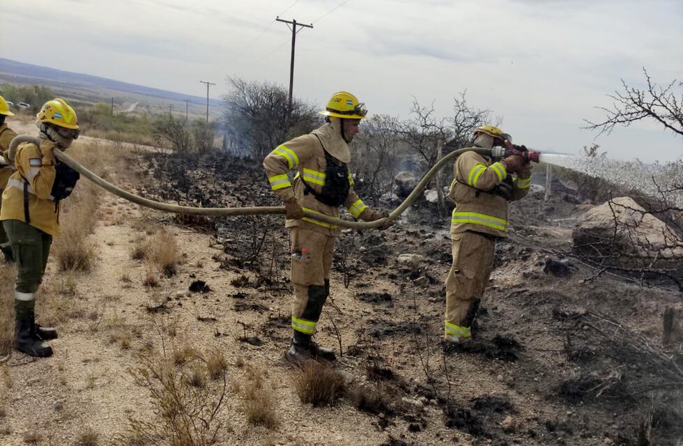Deshidratados y exhaustos: las crudas fotos de los Bomberos tras combatir los incendios en Córdoba