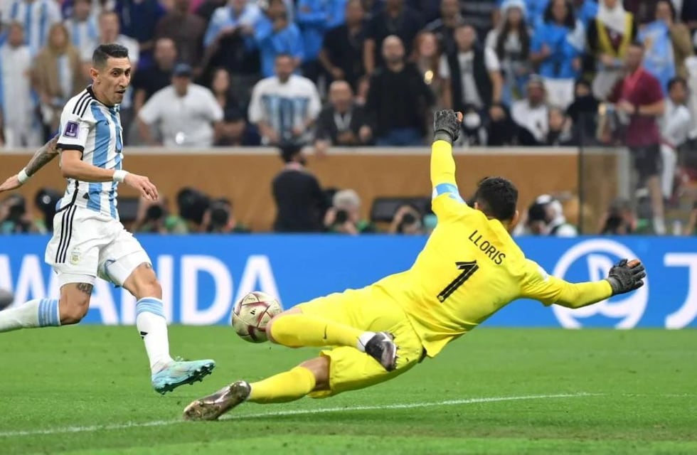 A menos de un mes de la final de la Copa del Mundo, un grupo de jóvenes recreó el gol de Ángel Di María en la playa
