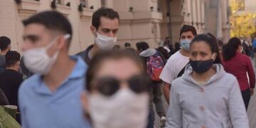 Pandemia. El uso de barbijos no reemplaza el distanciamiento social ni el lavado de manos. (Archivo/LaVoz)