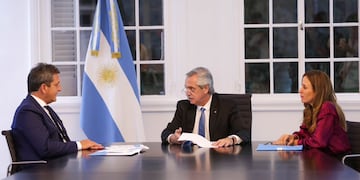 Alberto Fernández junto a Sergio Massa y Victoria Tolosa Paz.