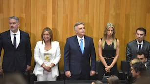 Martín Llaryora en la Legislatura este domingo, jurando como gobernador. (Ramiro Pereyra/La Voz)