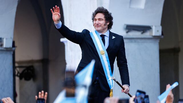 En medio de versiones sobre el nombramiento de Sturzenegger, Milei viaja a Rosario y después volverá a España. (Foto: reuters)