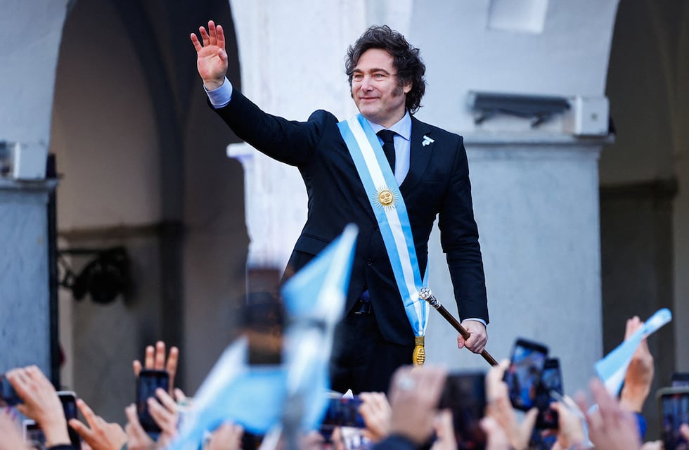 En medio de versiones sobre el nombramiento de Sturzenegger, Milei viaja a Rosario y después volverá a España