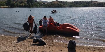 Basura en el embalse de Potrero de los Funes, San Luis