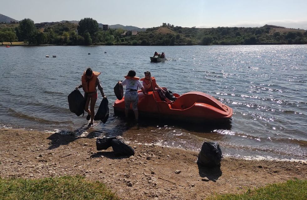 Potrero de los Funes: llenaron más de 100 bolsas con basura del embalse