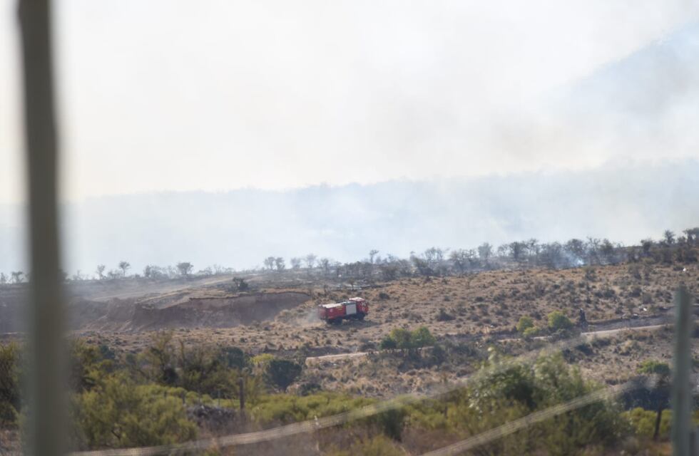 Incendio forestal en La Cumbre: bomberos y aviones hidrantes trabajan en la zona