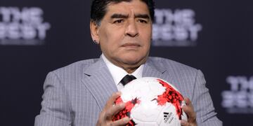 Diego Maradona con su mejor amiga en las manos.