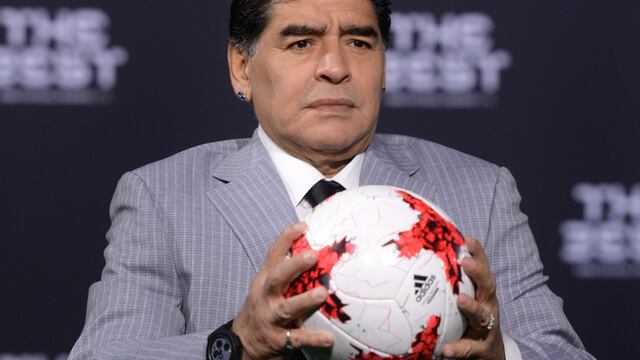 Diego Maradona con su mejor amiga en las manos.