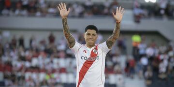 Enzo Pérez con la camiseta de River.