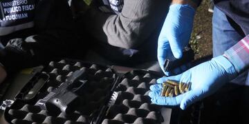 El hombre manifestó portar una pistola por lo que el personal extrajo el arma de su cintura