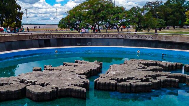 La ciudad cuenta con el Cenotafio a los Caídos como un homenaje permanente en la costanera central.