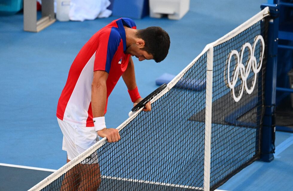 Djokovic estalló de bronca al perder el bronce olímpico y destrozó su raqueta