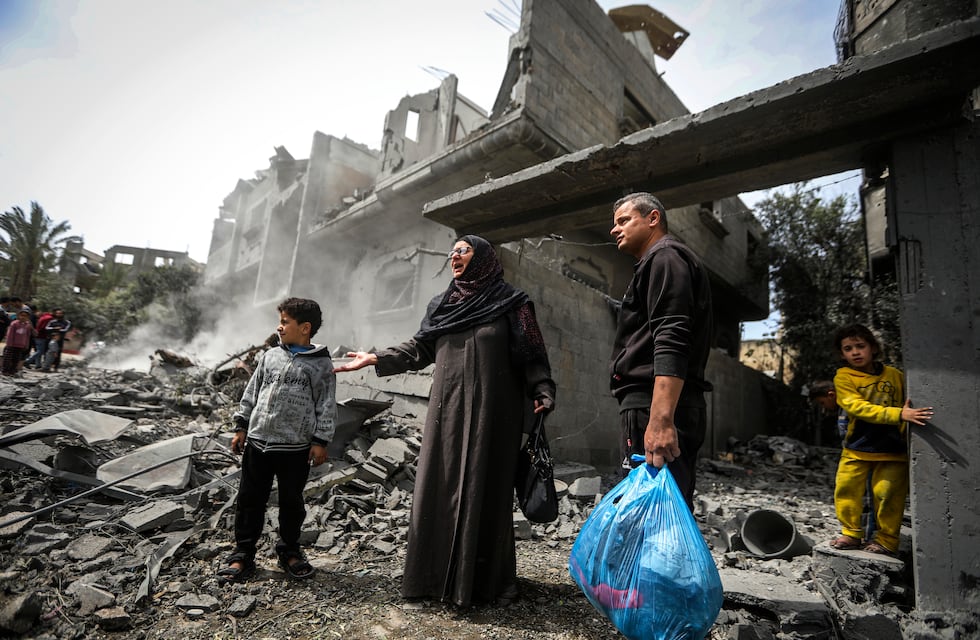 Cuerpos enterrados y sin identificar y casi 33 mil muertos: el panorama del infierno en Gaza