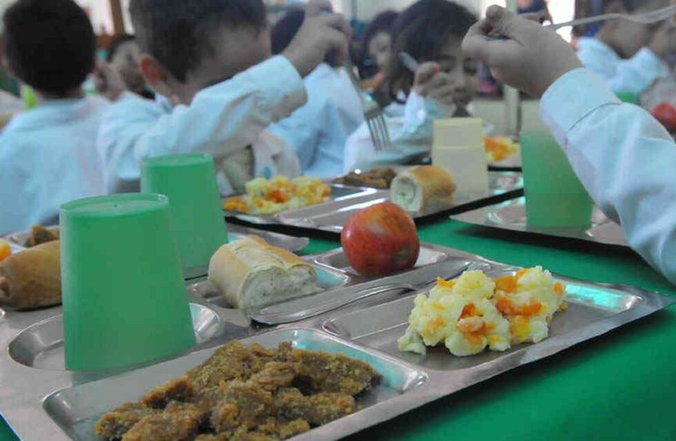 Cadetes solidarios reparten unas 400 raciones en barrio Toba y 150 en Villa Moreno