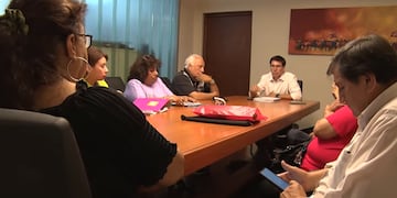 El ministro Cardozo al momento de anunciarles a dirigentes gremiales el monto del bono de fin de año que se pagará a los trabajadores estatales.