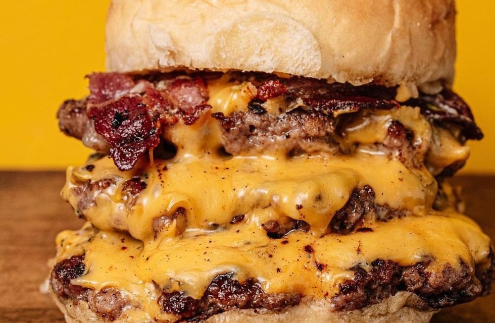 Coronavirus: hamburguesería de Córdoba incentiva la vacunación a cambio de comida