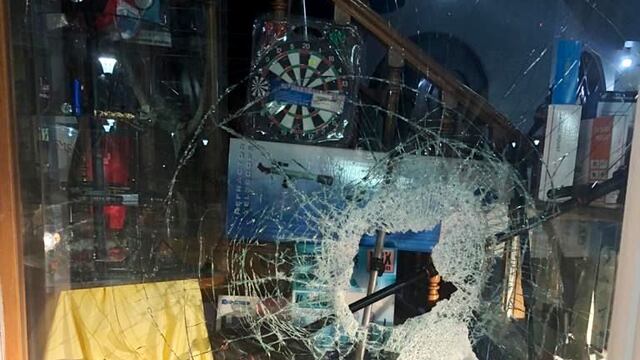 Los delincuentes arrojaron una baldosa para reventar la vidriera de Adamo Video. Foto gentileza Alerta San Rafael.
