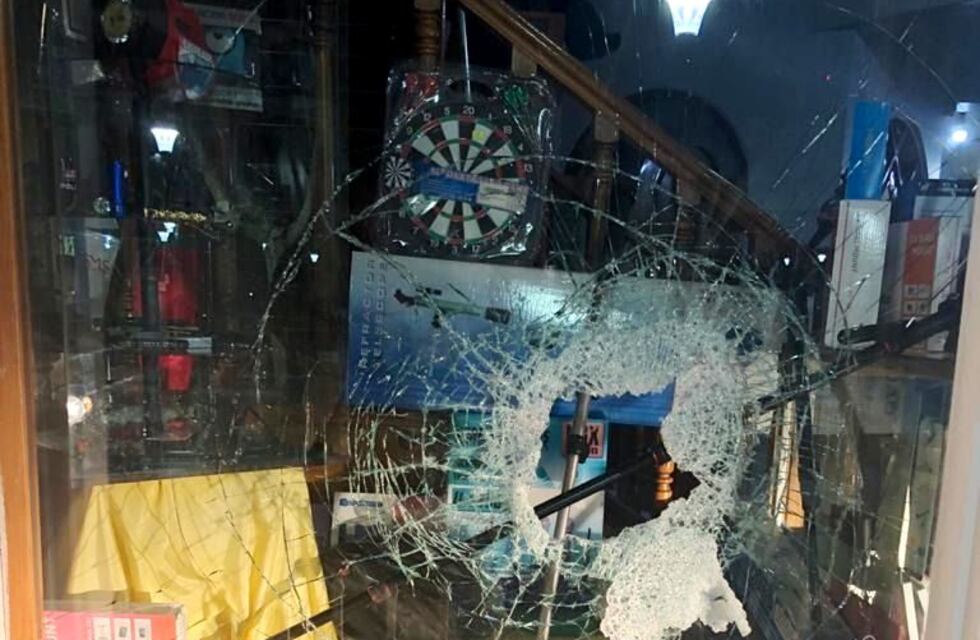 Reventaron la vidriera de Adamo Video y robaron unos $400.000 en equipos