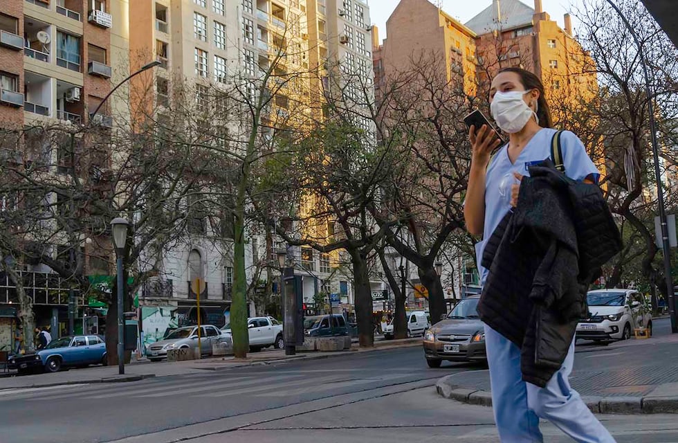 La cruda realidad: un auto único en Córdoba pasó al lado de un cartonero y la foto es viral