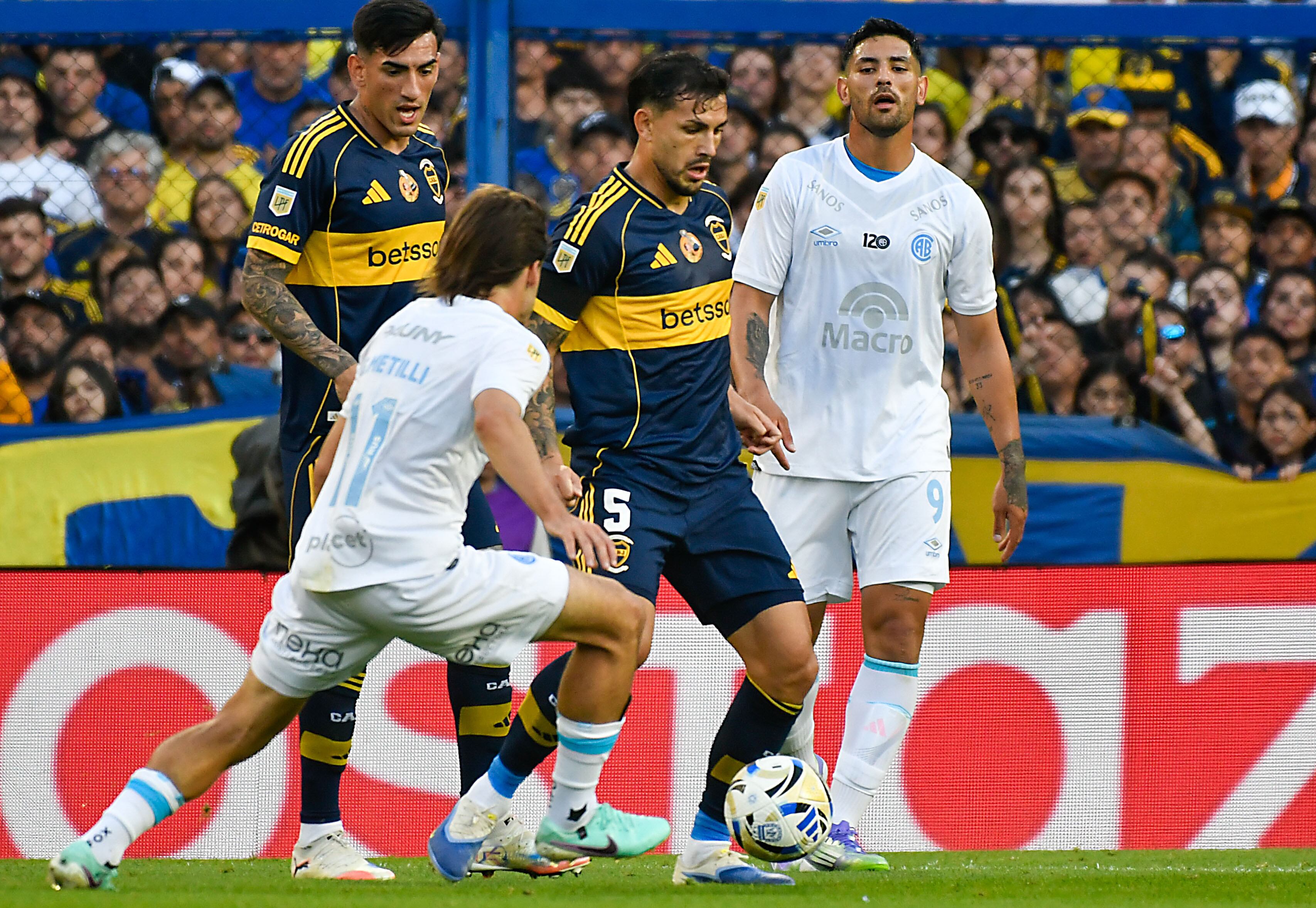 Leandro Paredes en el partido entre Boca y Belgrano. (Fotobaires).