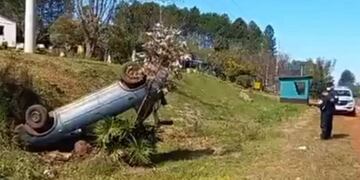 El conductor habría intentado evitar atropellar a dos personas y terminó volcando.
