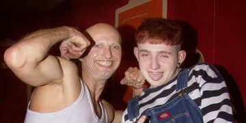 Dillom y el pelado de Soul en el videoclip de "Opa".