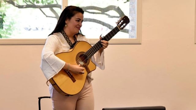 Araceli dio su examen de Licenciatura, con su guitarra.
