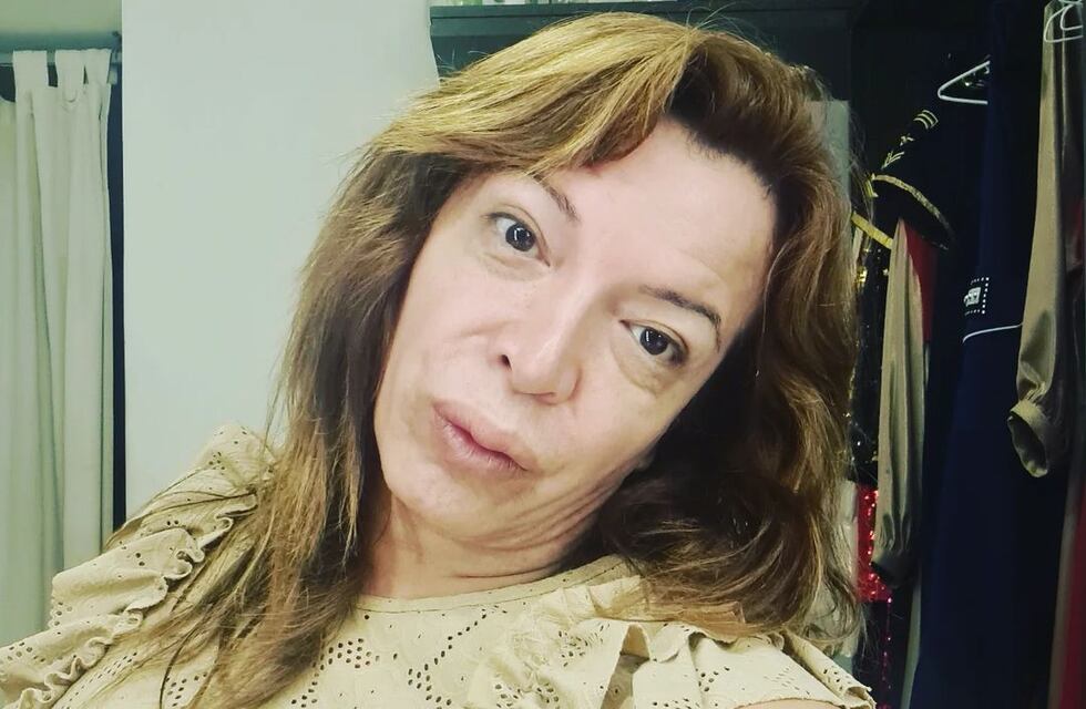 Lizy Tagliani deslumbró en sus redes con un vestido rojo y presentó su obra de teatro