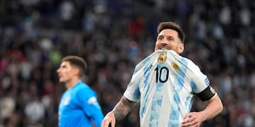 Lionel Messi lamenta una de las jugadas de gol que no pudo convertir ante Italia. (AP)
