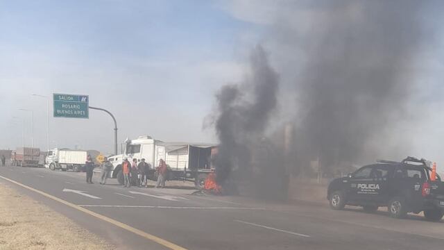 Manifestación de camioneros en el cruce de Angélica