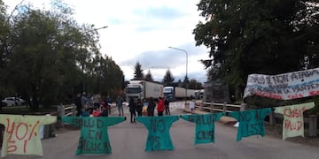 Los trabajadores autoconvocados seguirán con los cortes en Neuquén (Twitter: @autonconvocados)
