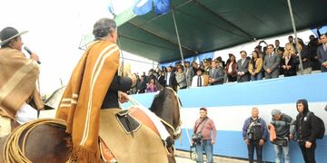 Gauchos jujeños solicitando la autorización del gobernador Sadir para el paso de las agrupaciones tradicionalistas, en el desfile por el aniversario de la ciudad.